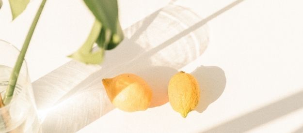 DIY allesreiniger van citroenschillen