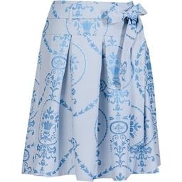 Traditionele rok, elegant en smal, lichtblauw